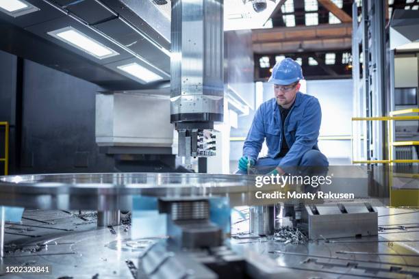 specialist lathe operator in steelworks - metaalindustrie stockfoto's en -beelden