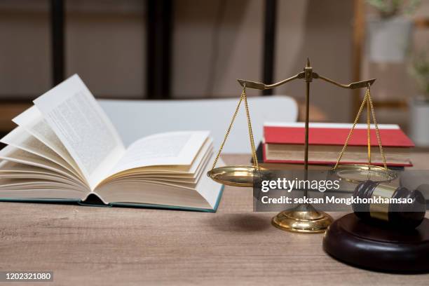 justice scales and wooden gavel. justice concept - erfenis stockfoto's en -beelden