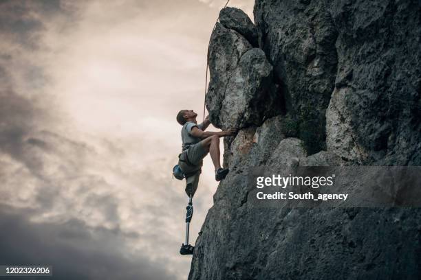 disability man free rock climbing - disabled athlete stock pictures, royalty-free photos & images