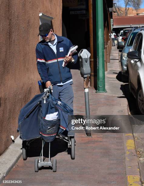 Mailman Email Service Us Mail Delivery Cart Photos and Premium High Res Pictures - Getty Images