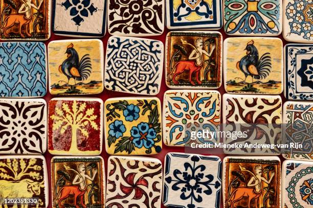 patterned ceramic fridge magnets for sale in erice, sicily, italy - souvenirs stock-fotos und bilder
