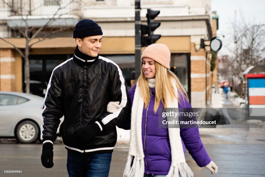 Casal Geração Z atravessando rua no inverno.