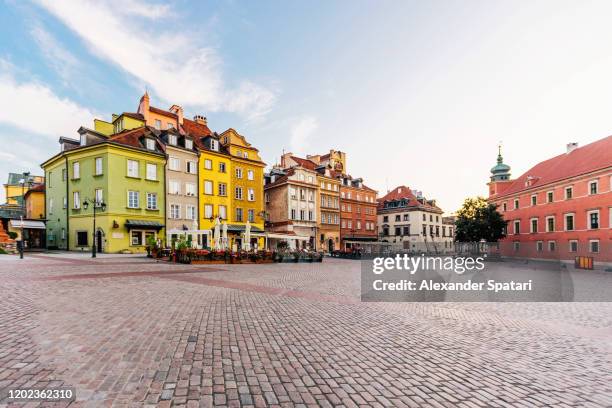 warsaw old town on a sunny day, poland - europese cultuur stockfoto's en -beelden