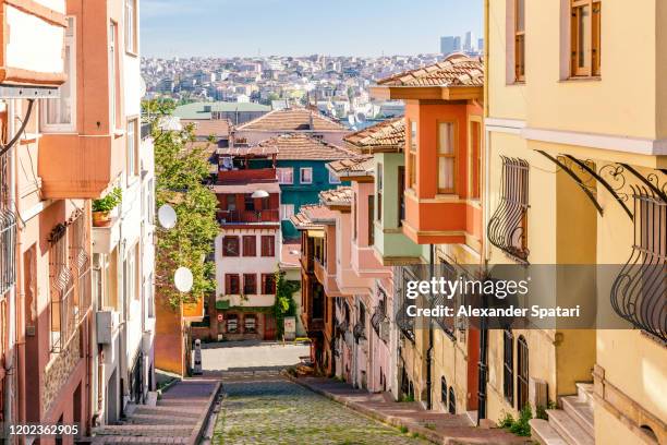 street in balat, istanbul, turkey - istanbul photos et images de collection