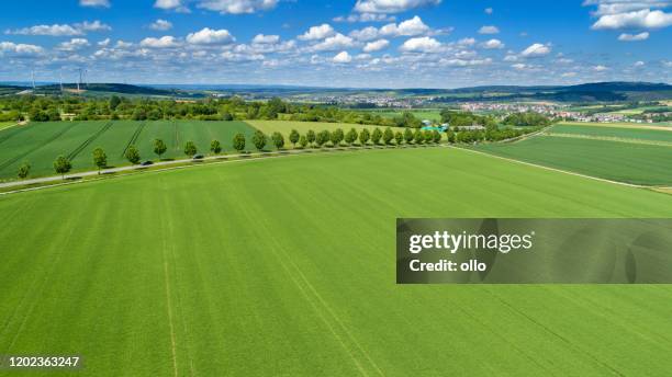 panoramablick auf die deutsche landschaft - rheingau-taunus - field aerial stock-fotos und bilder