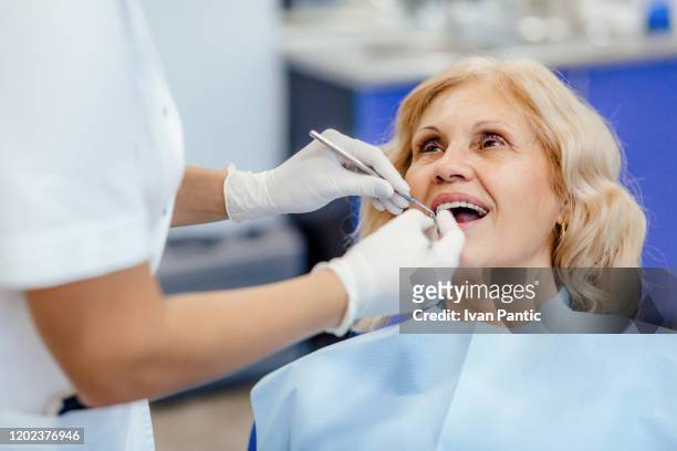 regelmatige controle bij de tandarts - wortelkanaal stockfoto's en -beelden