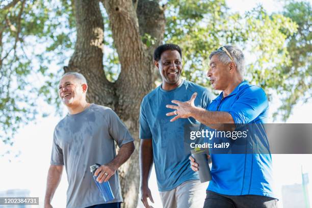 drie multi-etnische mensen die samen joggen, nemende onderbreking - 3 old men jogging stockfoto's en -beelden