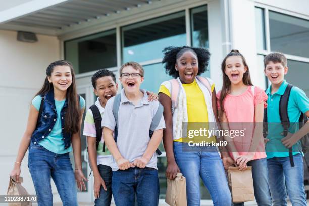 studenti delle scuole medie, ragazzo con sindrome di down - educazione secondaria di scuola media foto e immagini stock