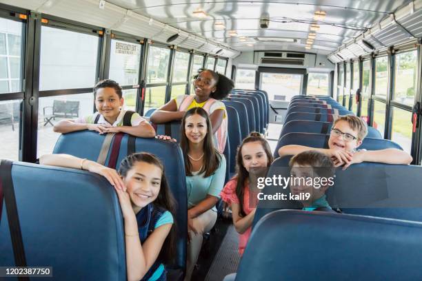 profesor, estudiantes, niño con síndrome de down en el autobús escolar - school bus fotografías e imágenes de stock