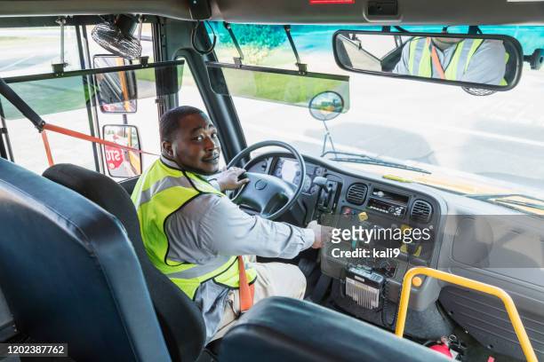 スクールバスの運転手 - バス運転手 ストックフォトと画像