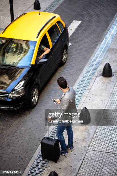 taxi arriving on buenos aires street - uber in buenos aires argentina stock pictures, royalty-free photos & images