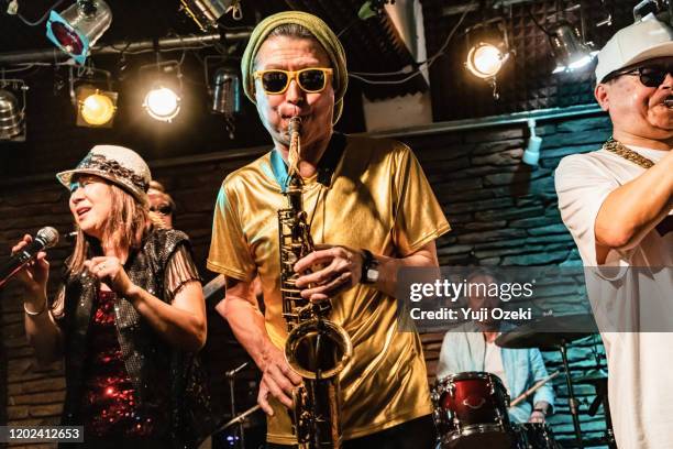 senior band performs hot live stage - funk photos et images de collection