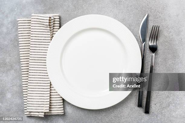 table setting for dinner: empty plate and silverware - dukning bildbanksfoton och bilder