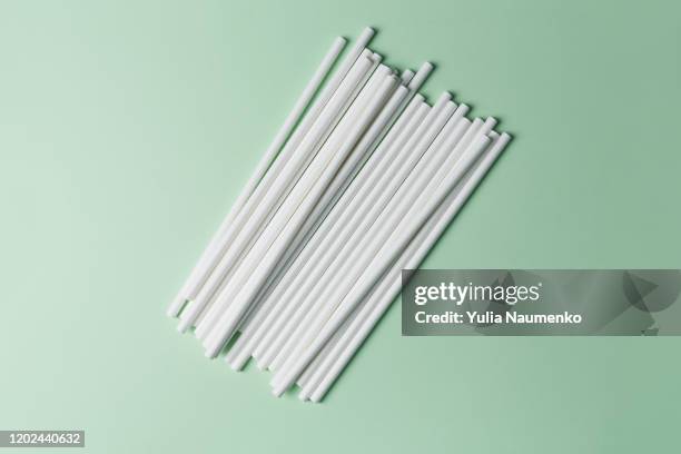 drinking paper straws for cocktails on green background. paper disposable eco-friendly straws for drinks. - straw stock pictures, royalty-free photos & images