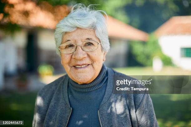 retrato de una hermosa mujer de sesenta años. - argentina women fotografías e imágenes de stock