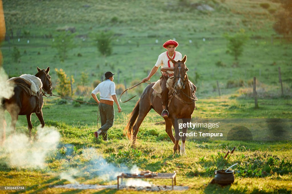 Reiten nach einem argentinischen Grill.