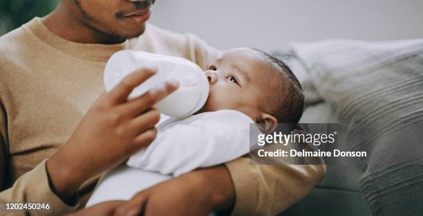 mein junge verdient den besten start ins leben - bottle milk baby stock-fotos und bilder
