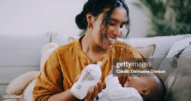 rien ne soutient le système immunitaire d'un bébé comme le lait - bébé biberon photos et images de collection