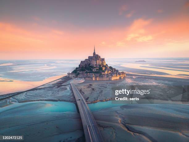 luftaufnahme des le mont saint-michel in frankreich - normandy stock-fotos und bilder