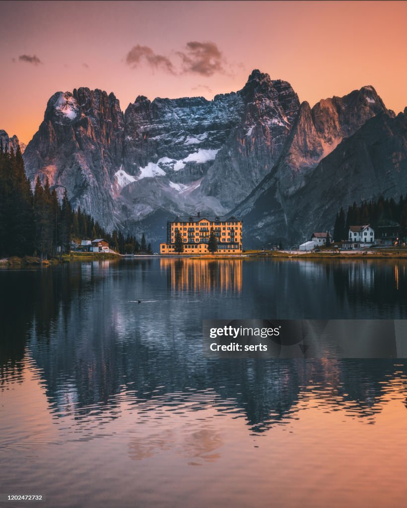 Blick auf den Misurina See bei Sonnenuntergang in den Dolomiten, Italien