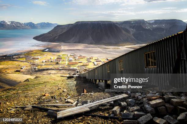 pyramiden - spitzbergen stock-fotos und bilder