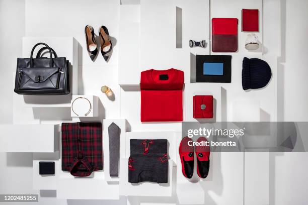 ropa de moda con accesorios personales - bolso rojo fotografías e imágenes de stock