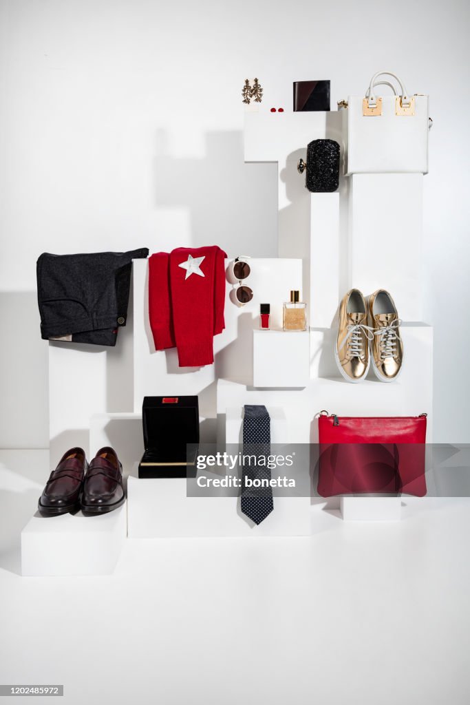 Modische Kleidung mit persönlichen Accessoires
