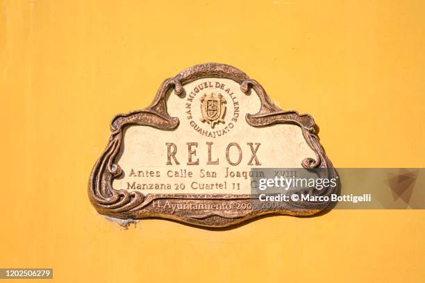 traditional street name sign in san miguel de allende, mexico - name plate stockfoto's en -beelden