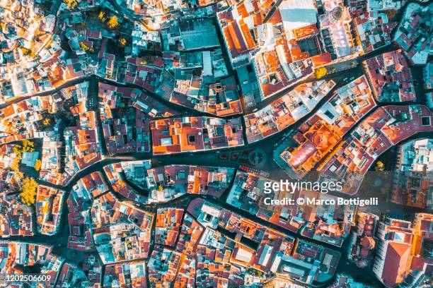 aerial view on the colorful old town of guanajuato, mexico - punto de vista de dron fotografías e imágenes de stock