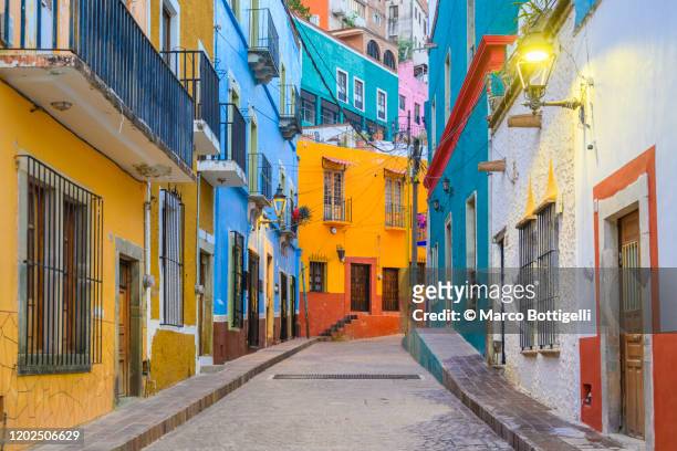 colorful alley in the old town of guanajuato, mexico - mexico color stock-fotos und bilder