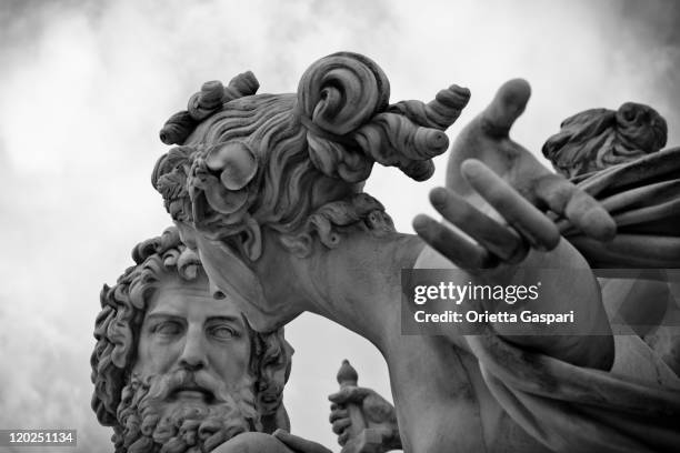 pallas-athene-brunnen, vienna - b&w - greek statue head stock pictures, royalty-free photos & images