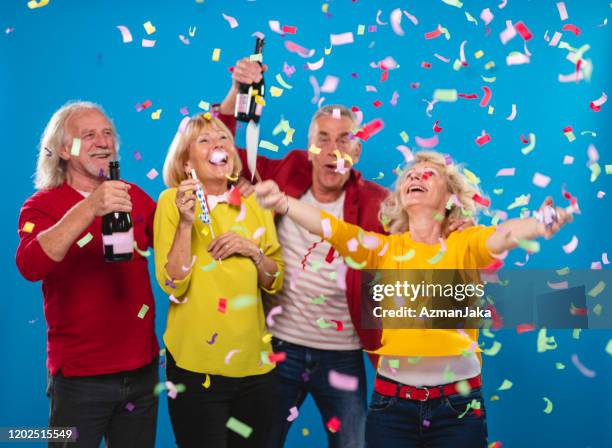 portret van actieve hogere paren die oudejaarsavond vieren - 55 years old white man active stockfoto's en -beelden