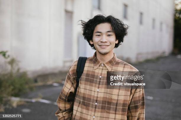 porträt des jungen asiatischen mannes - street fashion japan stock-fotos und bilder