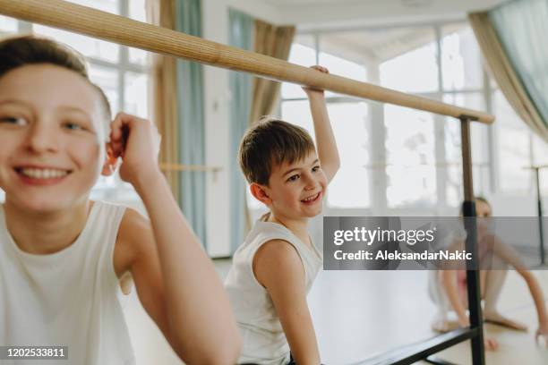 glimlachende balletdansers - ballet boy stockfoto's en -beelden