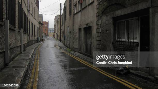 grimy lane on a rainy day - dublin street imagens e fotografias de stock