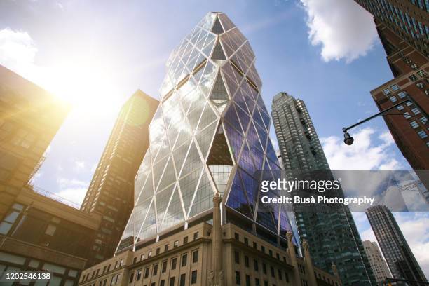 hearst tower, headquarters of hearst communications and the first "green" high-rise office building completed in new york city, at 57th street in midtown manhattan, new york city - conglomerate fotografías e imágenes de stock