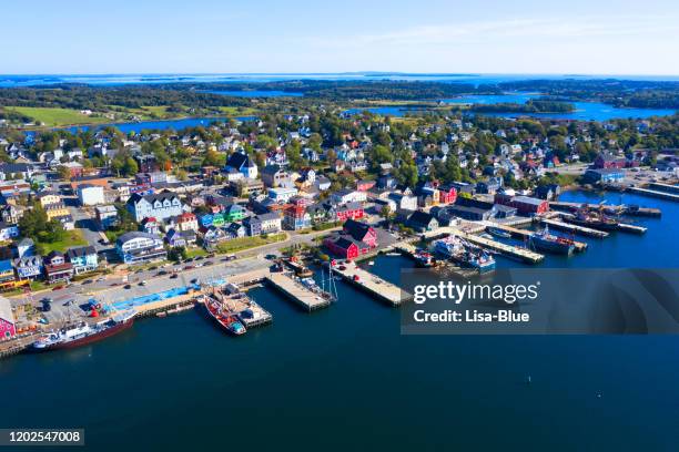 vista aérea de la ciudad de lunenburg en nueva etia, canadá - halifax nova scotia fotografías e imágenes de stock