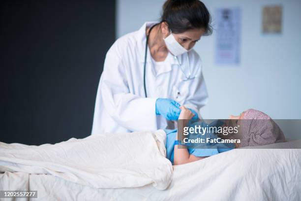 läkare kontrollera på en ung cancer patient lager foto - cancer illness bildbanksfoton och bilder