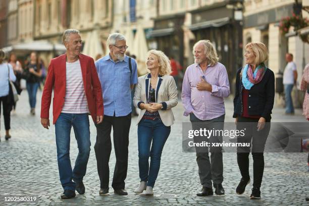 ontspannen glimlachende oudsten die samen in ljubljana lopen - dichterbij komen stockfoto's en -beelden