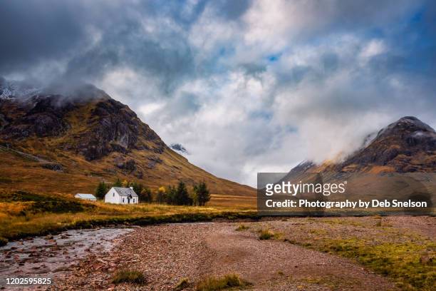 cottage and river coupall glencoe scotland - scotland highlands stock-fotos und bilder