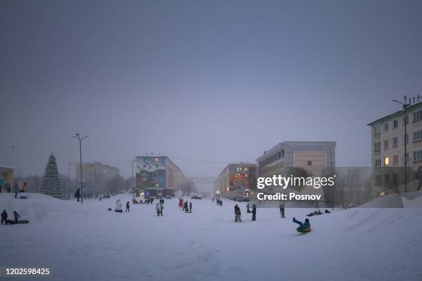 weekend day at town square at zapolyarny - murmansk stockfoto's en -beelden