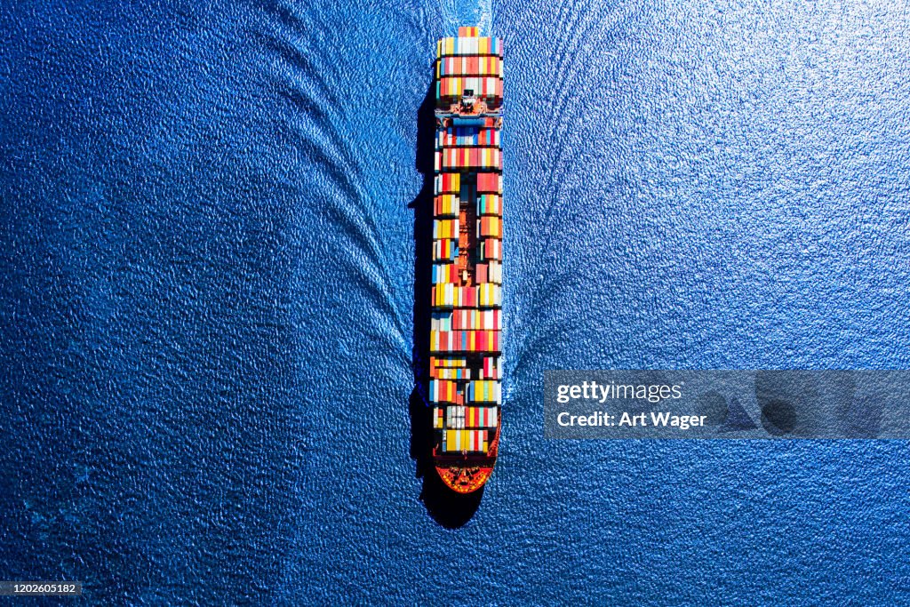 Barco contenedor en el mar