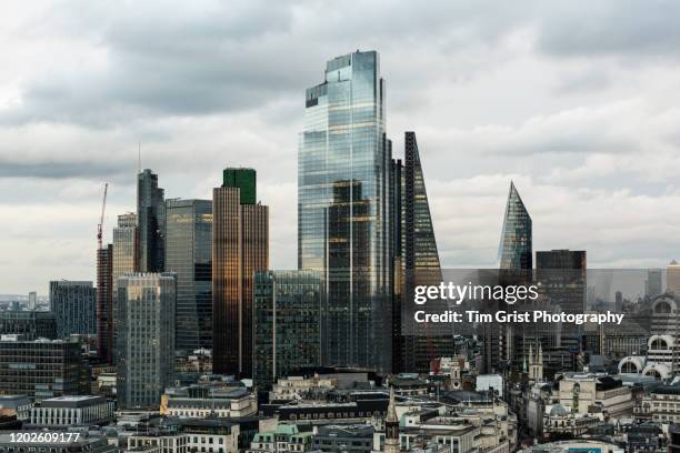 elevated view of the city of london's financial district skyline - ftse stock-fotos und bilder