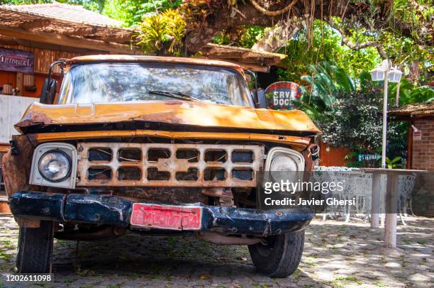 vista frontal de camión antiguo. arraial d’ajuda, brasil. - camión stock pictures, royalty-free photos & images
