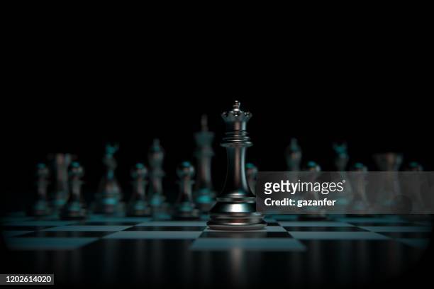 pezzi di scacchi in metallo renderizzati 3d - regina foto e immagini stock