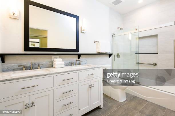 diseño de baño contemporáneo con tocador y bañera de ducha - vanidad fotografías e imágenes de stock