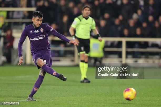 Erick Pulgar of ACF Fiorentina takes a penalty shot to score the equalizing goal during the Serie A match between ACF Fiorentina and AC Milan at...