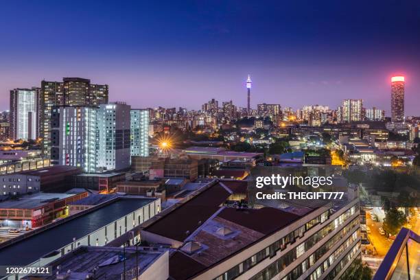 johannesburg abend stadtbild, bei sonnenuntergang aufgenommen - african cityscape stock-fotos und bilder