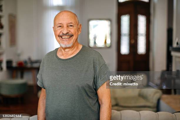 ritratto di uomo anziano sorridente - argentina portraits foto e immagini stock
