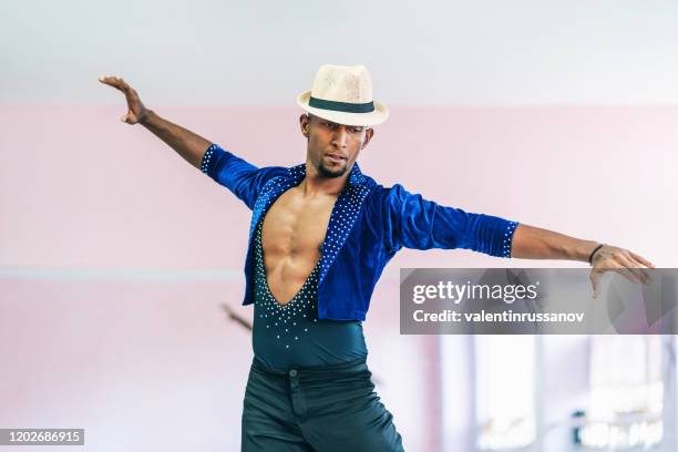 ballerino brasiliano con cappello e costume praticanti in studio - samba foto e immagini stock